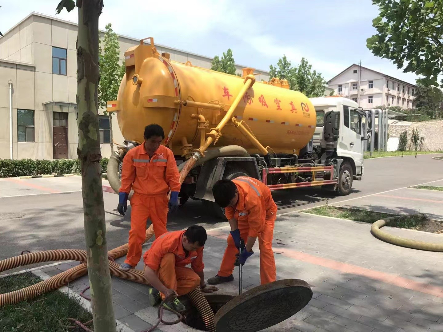 霸州管道疏通车停在窨井附近