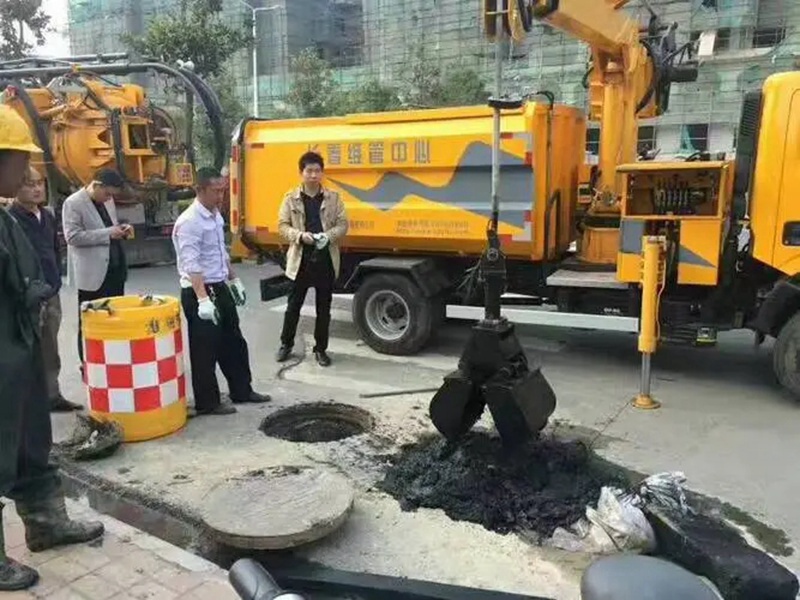 霸州街道：网格员化身“清道夫”，为民解忧疏通“堵心”化粪池
