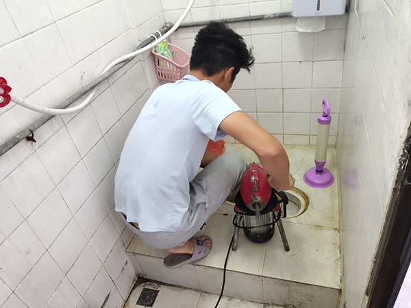 霸州管道堵塞冒臭气 专业师傅现场解决问题