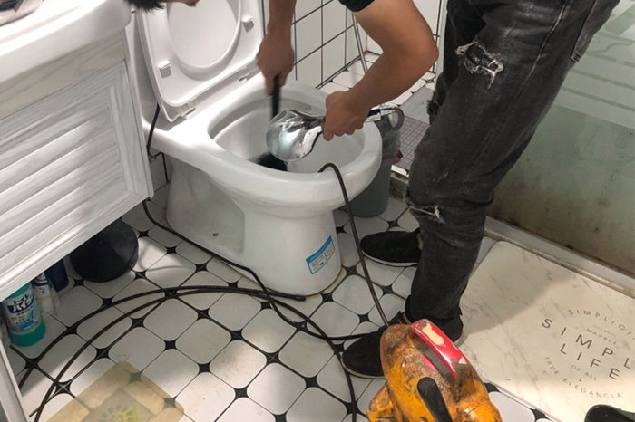 霸州马桶堵塞自己疏通还是找师傅？专业上门服务让你省时更省心